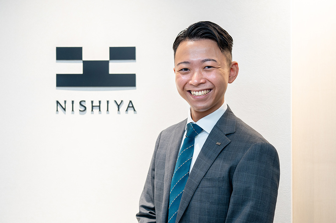社員１（立ち姿）